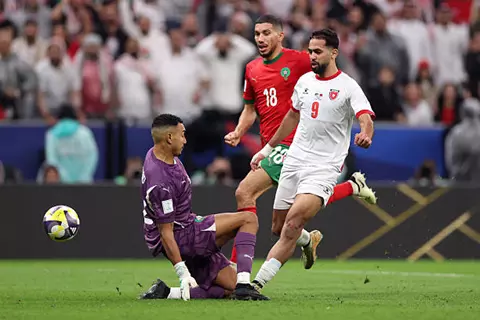 بـ6 أهداف.. علي علوان يحصد جائزة هداف بطولة كأس العرب 2025